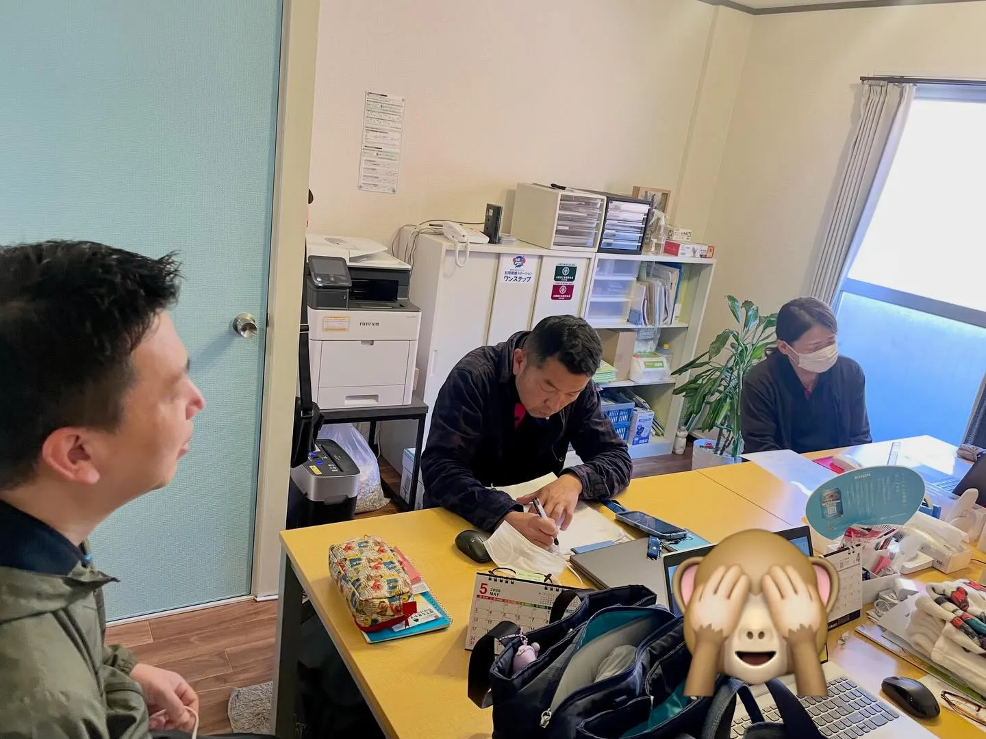 ある日の朝のミーティング風景です🙋🏻‍♂️✨